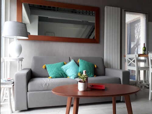 Spacious T2 duplex in a wooded residence 5 minutes from the beach and the center