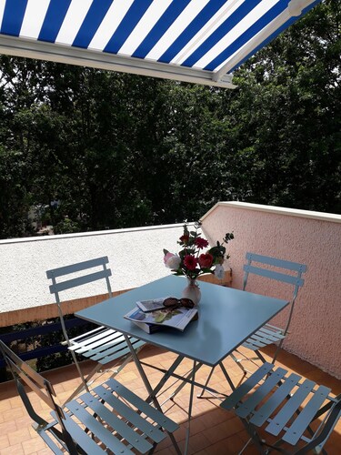 Spacieux T2 en duplex dans une résidence, à 5 mn de la plage et du centre ville.