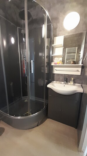 Dusche, Haartrockner, Handtücher, Seife