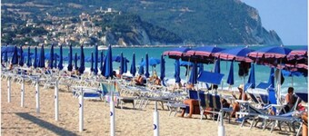 Apartment mit Pools und Park einen Steinwurf vom Meer entfernt