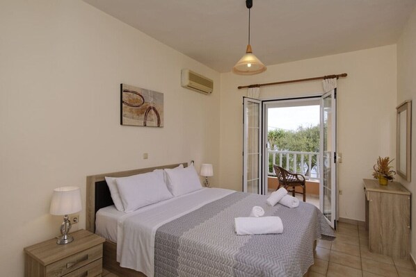 Fer et planche à repasser, accès Internet, draps fournis