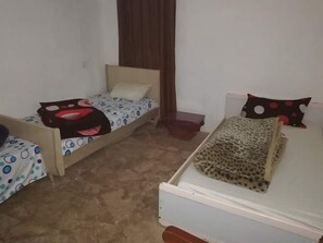 Blackout drapes - Trajan Guest House - Hostel (Al-Mughayer)