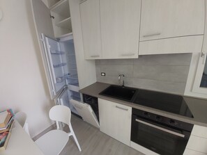 Kühlschrank, Ofen, Herdplatte, Geschirrspüler