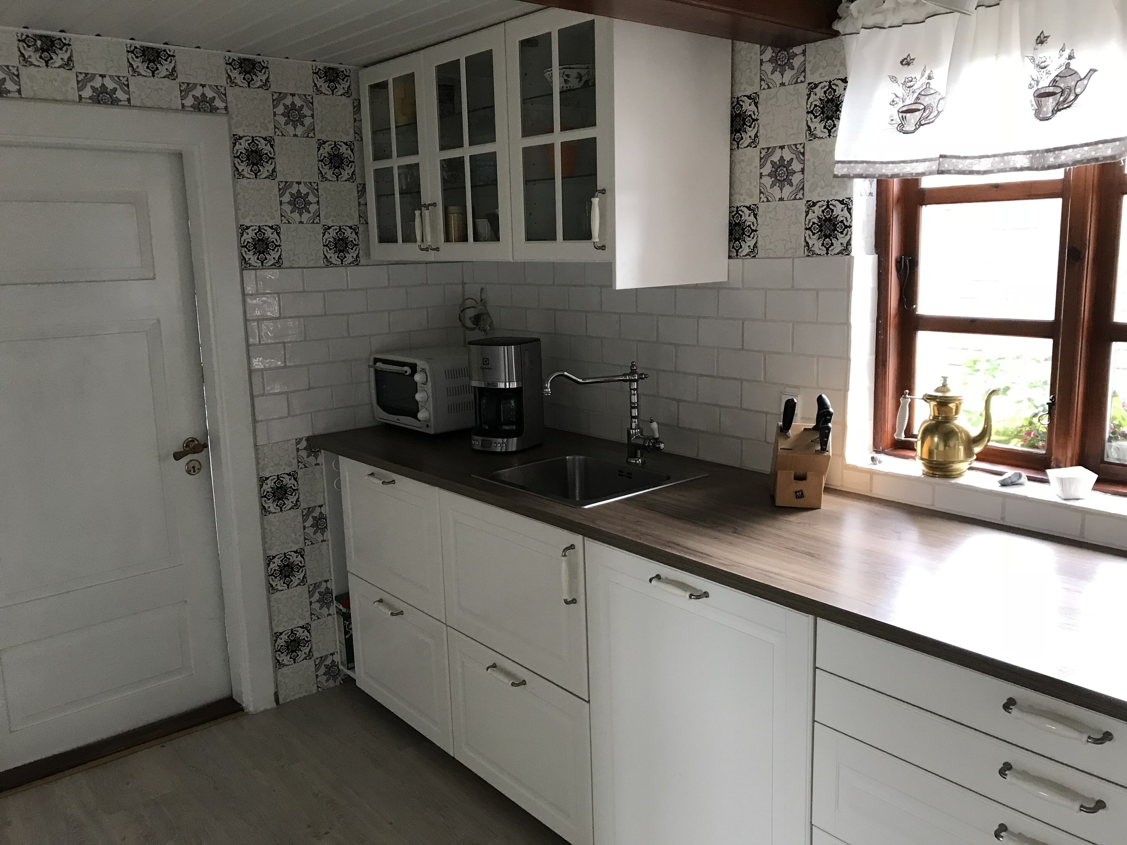 Kühlschrank, Ofen, Geschirrspüler, Wasserkocher mit Kaffee-/Teezubehör