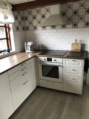 Fridge, oven, dishwasher, coffee/tea maker