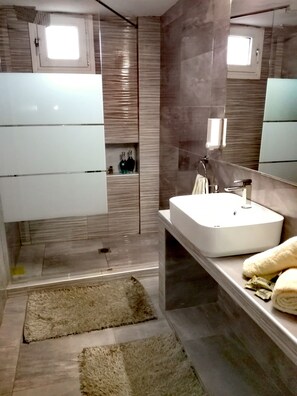Ensemble douche/baignoire, baignoire à jets, sèche-cheveux, bidet