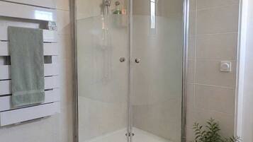 Baignoire, sĂšche-cheveux, savon
