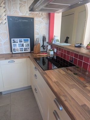 Fridge, microwave, oven, stovetop - Warm, family home opening onto garden near sea, forest and marshes (Olonne-sur-Mer)