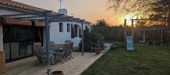 Ganske familiens hjem nær sjøen, skog og myr