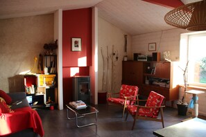 Télévision, lecteur de DVD, livres, chaîne hi-fi