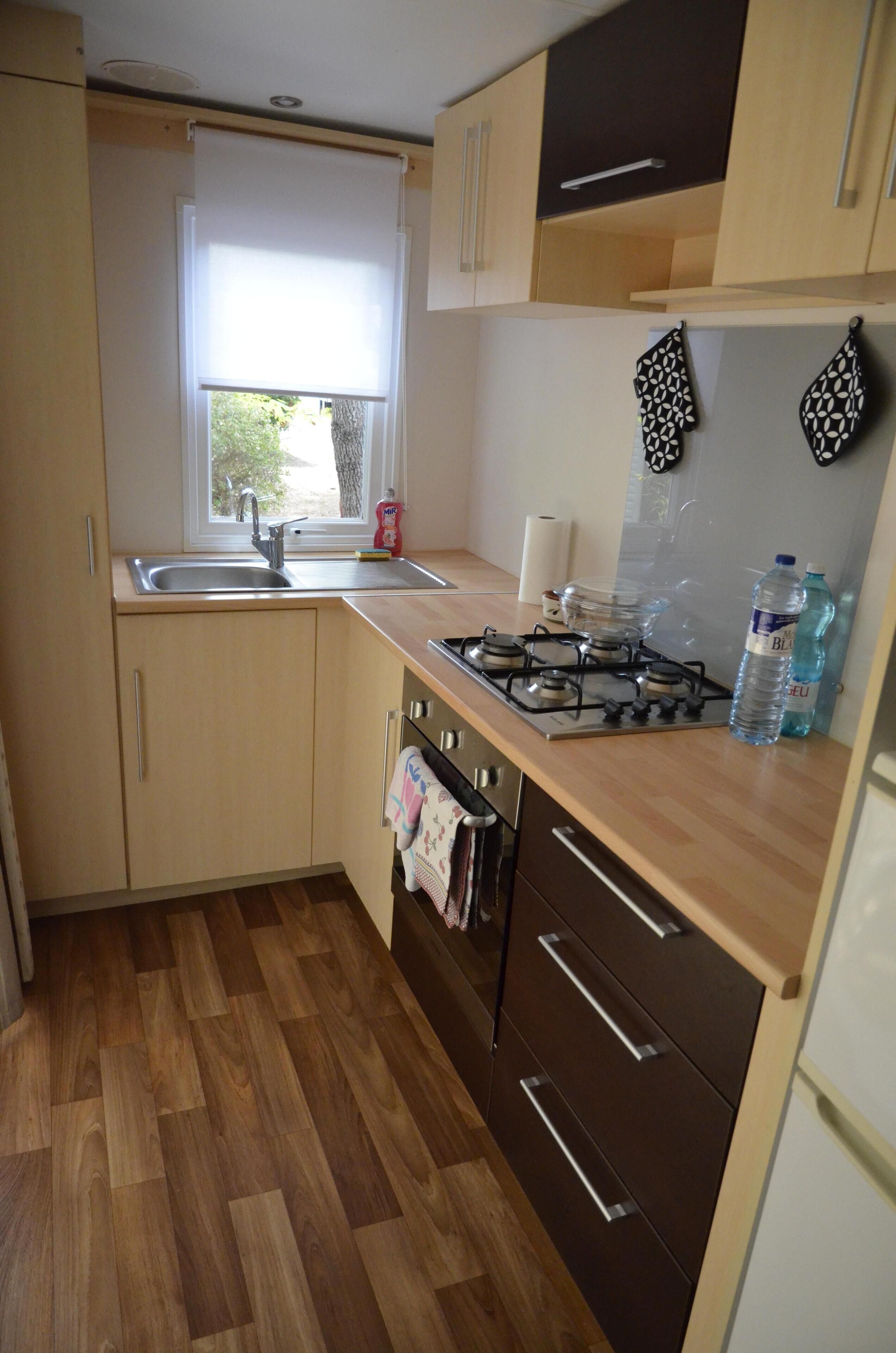 Mobile home in the Landes, view of the forest