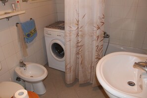 Chuveiro/banheira combinados, secador de cabelo, bidê, toalhas de banho