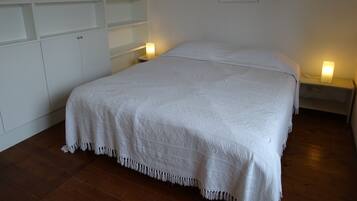 2 quartos, ferros/tábuas de passar roupa, berço de viagem