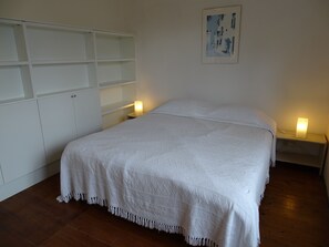 2 quartos, ferros/tábuas de passar roupa, berço de viagem