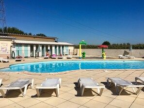 Alberca techada y alberca al aire libre