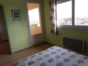 3 chambres, fer et planche à repasser, Wi-Fi gratuit, draps fournis