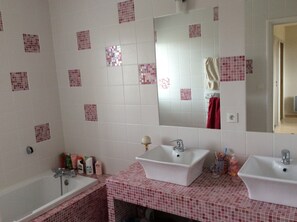 Baignoire, sèche-cheveux, serviettes fournies, savon