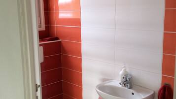 Kylpyamme, hiustenkuivaaja, pyyhkeet, saippua