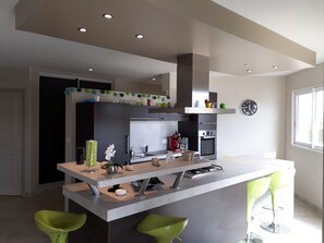 ثلاجة، ميكروويف، فرن، موقد طهي مسطح