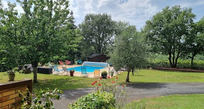 Charmante maison de 6/8 couchages climatisée avec piscine chauffée , à Lunan