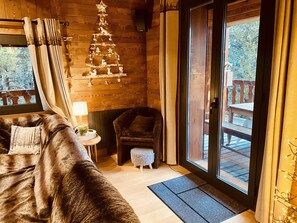 Smart TV, fireplace, video games, DVD player - CHALET DE STANDING DE 180M2 AUX ANGLES -terrain🌲-Billard 🎱salle ciné 🎥🍿 (LES ANGLES)