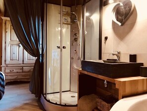 Combined shower/bathtub, hair dryer, towels
