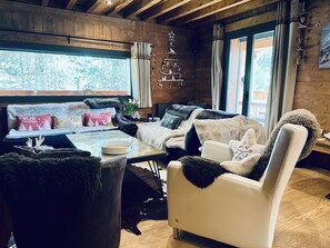 Smart TV, fireplace, video games, DVD player - CHALET DE STANDING DE 180M2 AUX ANGLES -terrain🌲-Billard 🎱salle ciné 🎥🍿 (LES ANGLES)