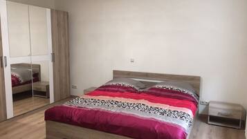 3 bedrooms, desk, iron/ironing board, WiFi