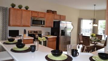 House, 4 Bedrooms | Private kitchen | Fridge, dishwasher, cookware/dishes/utensils, freezer