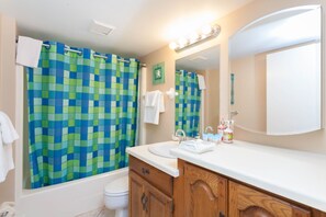 Condo, 1 habitación | Baño | Secadora de cabello, toallas, jabón, shampoo 