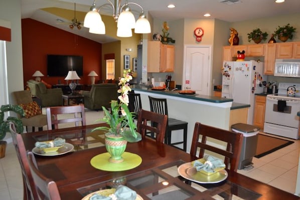 House, 3 Bedrooms | Private kitchen