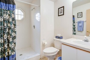 Condo, 3 Bedrooms | Bathroom | Hair dryer, towels