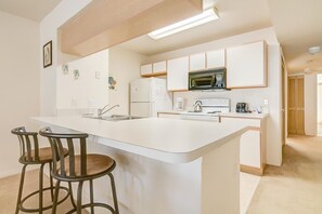 Condo, 3 quartos | Cozinha privada | Lava-louças, talheres/pratos/utensílios de cozinha