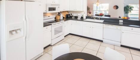 House, 4 Bedrooms | Private kitchen | Fridge, microwave, stovetop, dishwasher