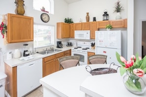 House, 3 Bedrooms | Private kitchen