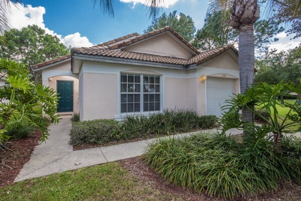 House, 3 Bedrooms | Front of property