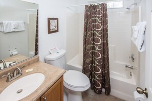 House, 3 Bedrooms | Bathroom
