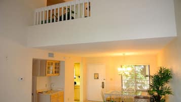 Condo, 2 quartos | Área de estar | TV de tela plana