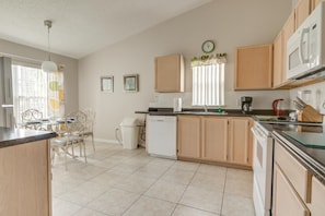 House, 3 Bedrooms | Private kitchen