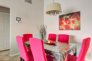 Nhà, 3 phòng ngủ | Khu vực ăn uống tại phòng