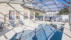 Ein Poolbereich mit Liegestühlen und einer Terrasse, überdacht.