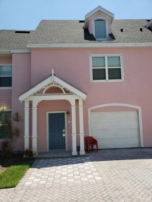 Condo, 2 Bedrooms | Property entrance