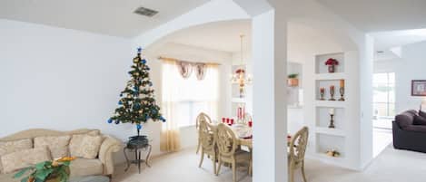 House, 6 Bedrooms | Living area