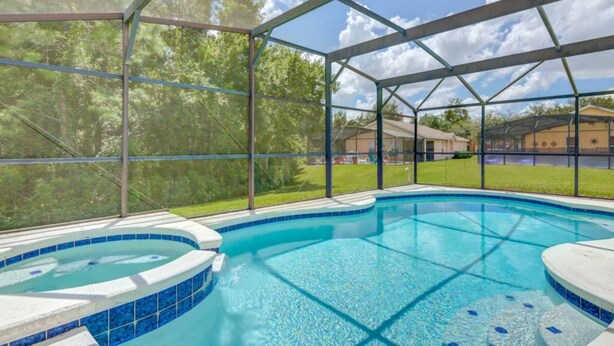 Une piscine extérieure couverte offrant une vue dégagée sur le paysage environnant.