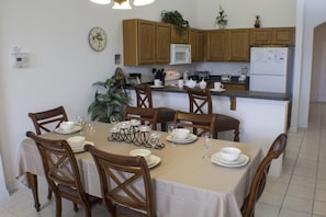 Casa, 4 quartos | Cozinha privada | Lava-louças, talheres/pratos/utensílios de cozinha