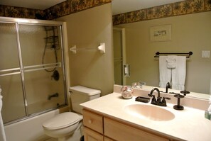 Condo, 4 habitaciones | Baño | Secadora de cabello, toallas, jabón, shampoo