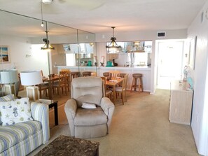 Condo, 2 Bedrooms | Living area