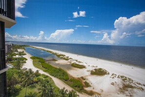 Condo, 2 habitaciones | Playa | En la playa