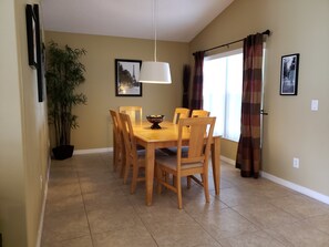 House, 4 Bedrooms | In-room dining