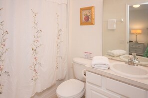 House, 5 Bedrooms | Bathroom | Hair dryer, towels